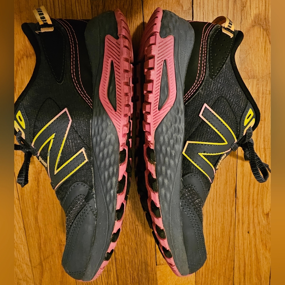 New Balance 410 V7 Womens Size 9 WT410CG7 Gray/Pink Trail Running Shoes Read - Picture 5 of 8